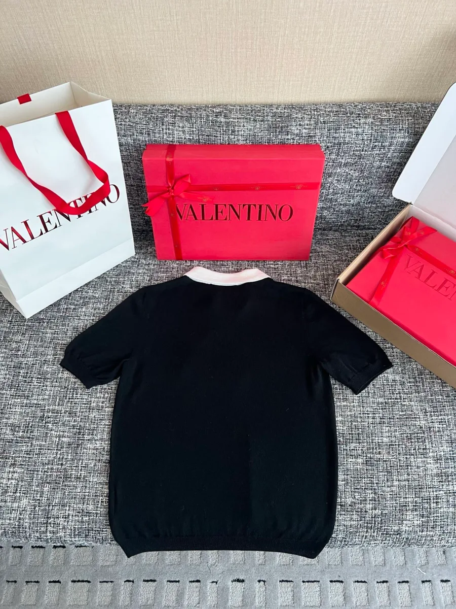 Чёрная трикотажная футболка Valentino с белым воротником, вид со спины