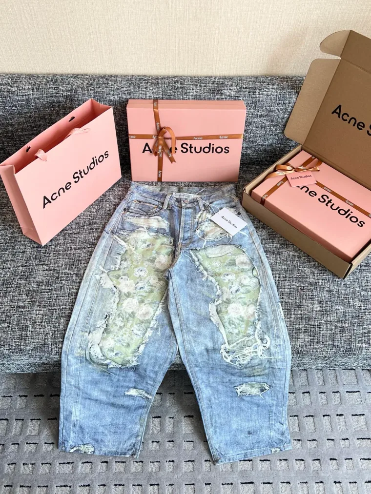 Acne Studios Светло-синие джинсы с цветочными вставками и рваным декором