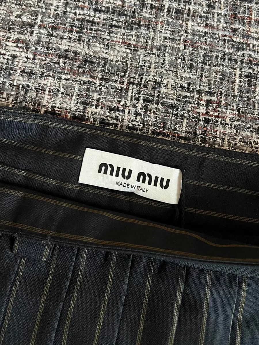 Внутренний ярлык с логотипом Miu Miu на поясе юбки