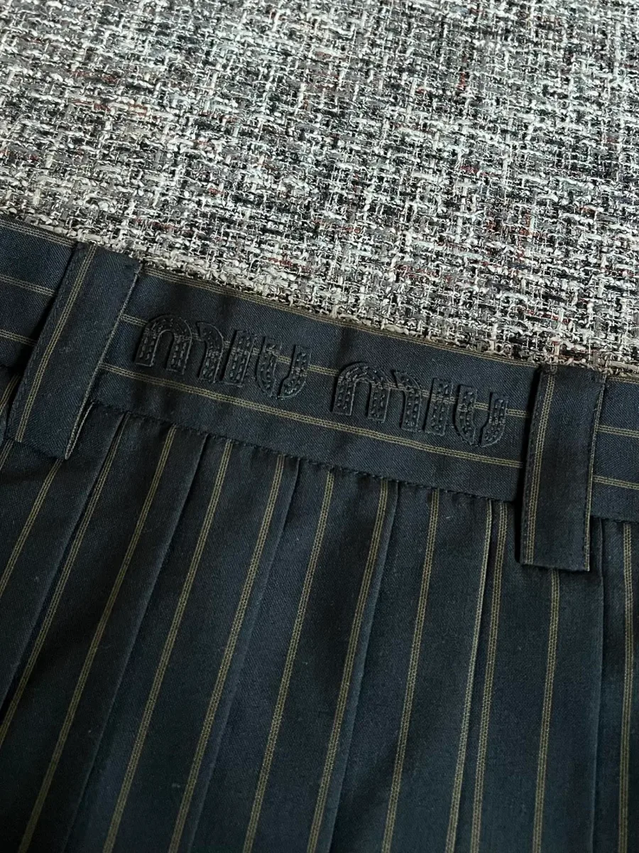 Вышитый логотип Miu Miu и шлёвки на поясе крупным планом