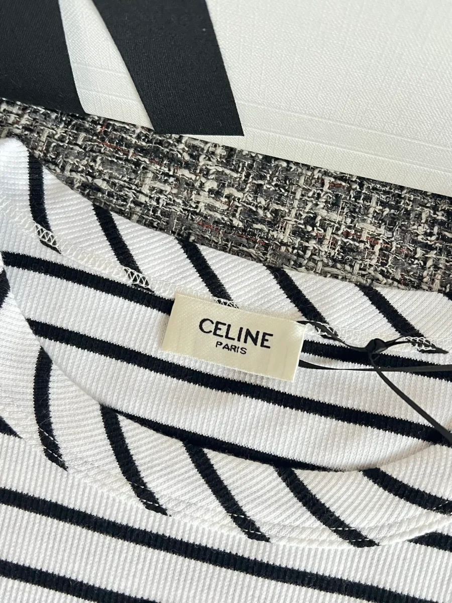 Тканевый ярлык с логотипом Celine на горловине майки