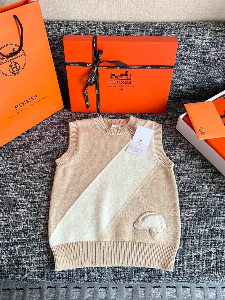 Hermes Бежевый трикотажный жилет с диагональной полосой и вышивкой
