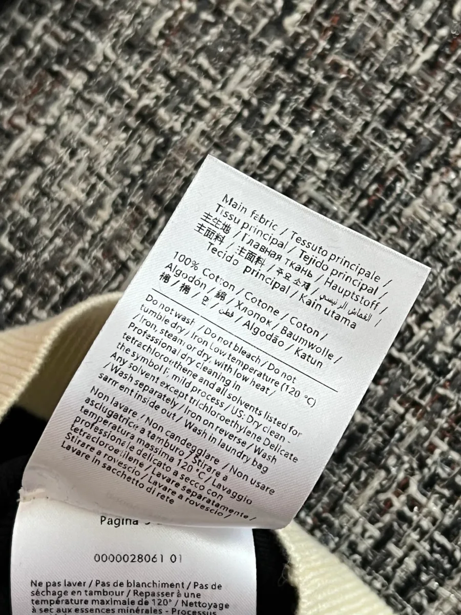 Текстильный ярлык с указанием состава из хлопка и рекомендациями по уходу