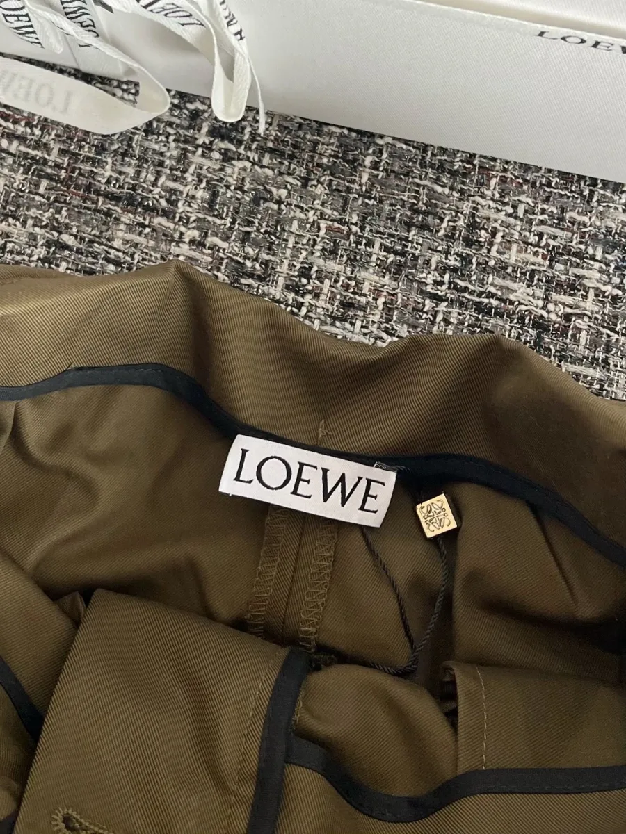 Внутренняя сторона пояса брюк с тканым ярлыком Loewe
