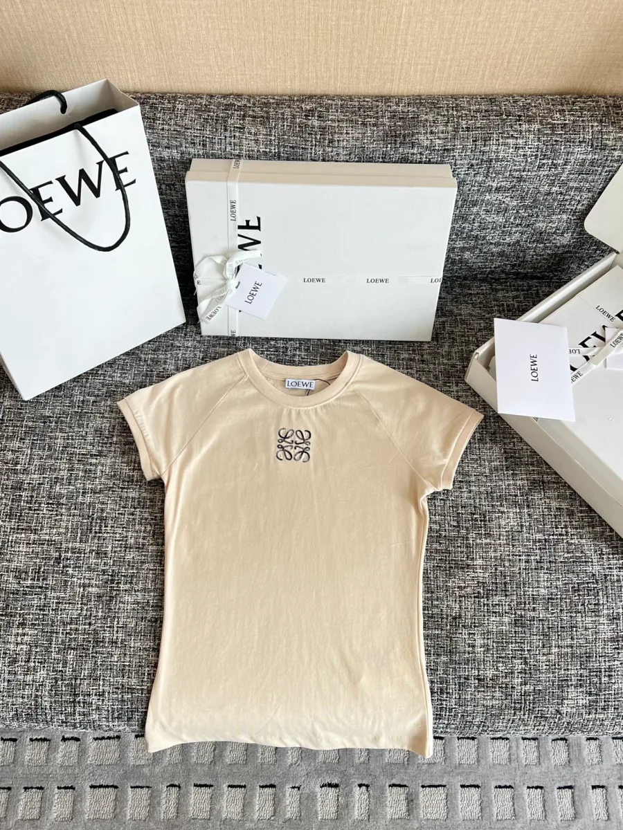Женская светло-бежевая футболка Loewe с короткими рукавами и вышивкой, вид спереди