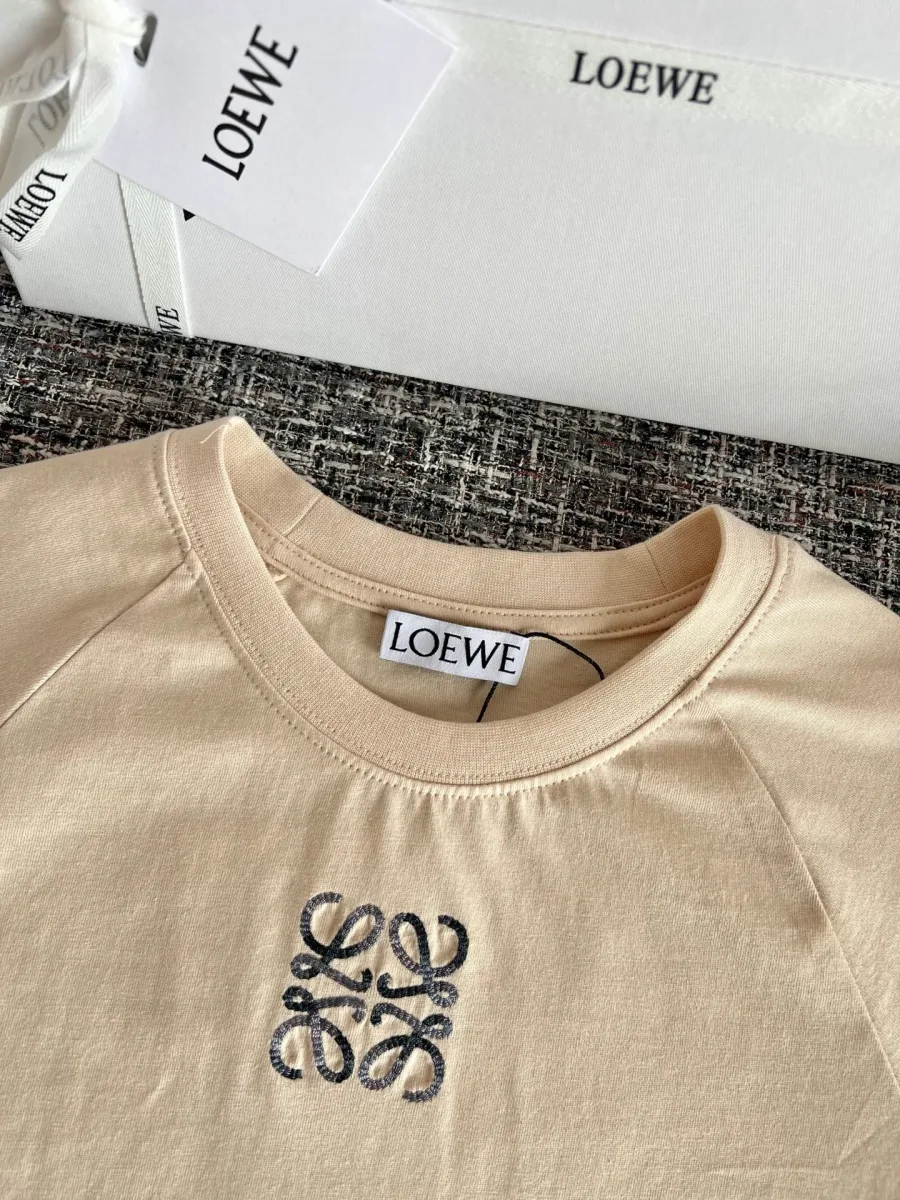 Круглый вырез горловины и вышитый логотип Anagram на светло-бежевой футболке Loewe
