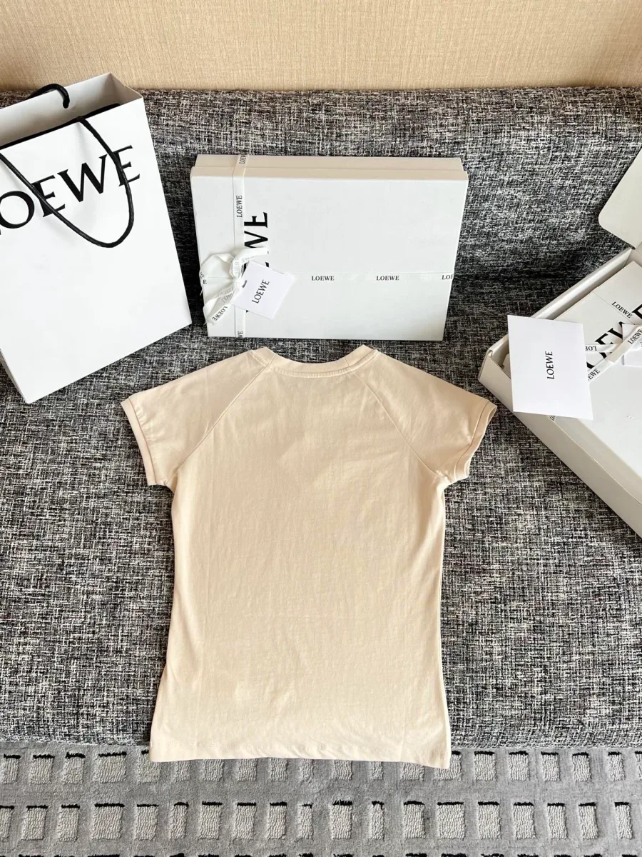 Светло-бежевая женская футболка Loewe с короткими рукавами, вид со спины