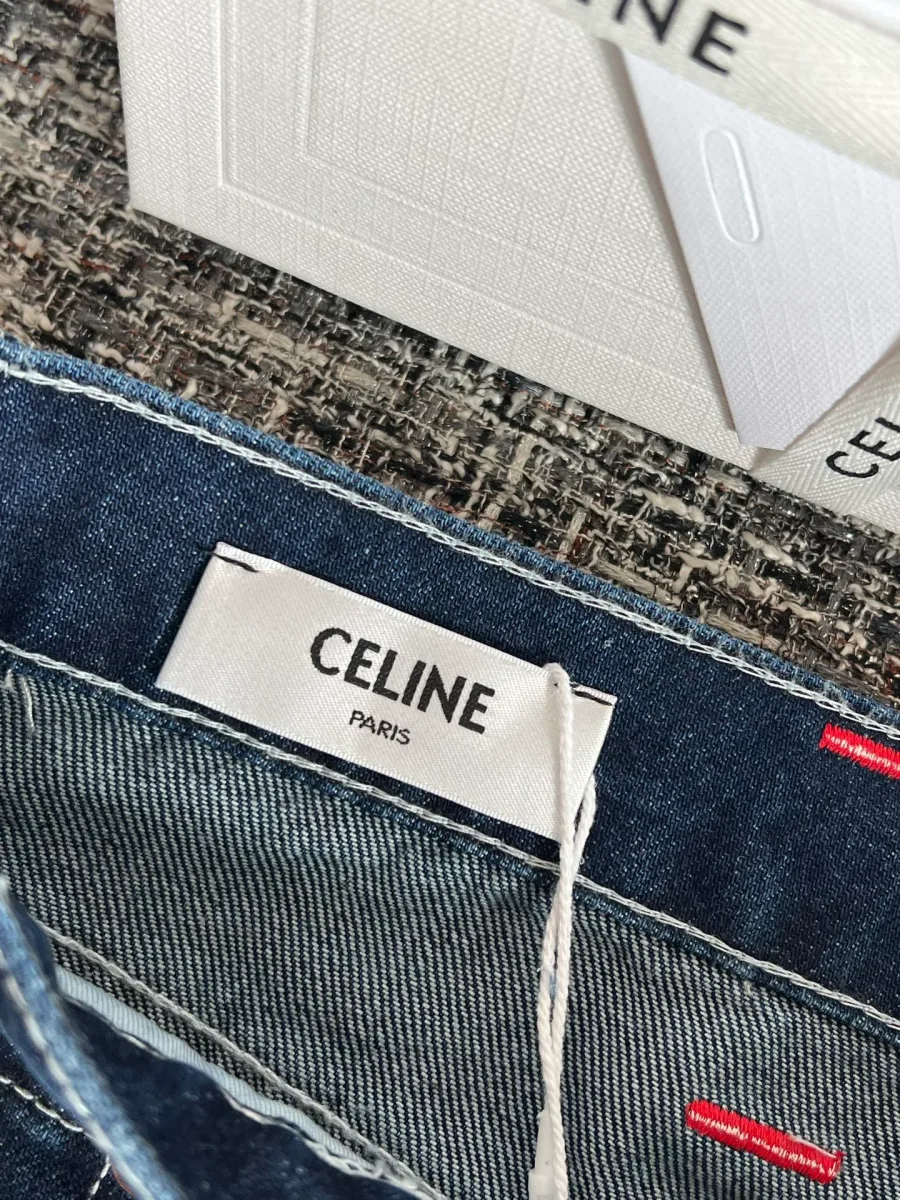 Внутренняя тканевая бирка с надписью Celine Paris