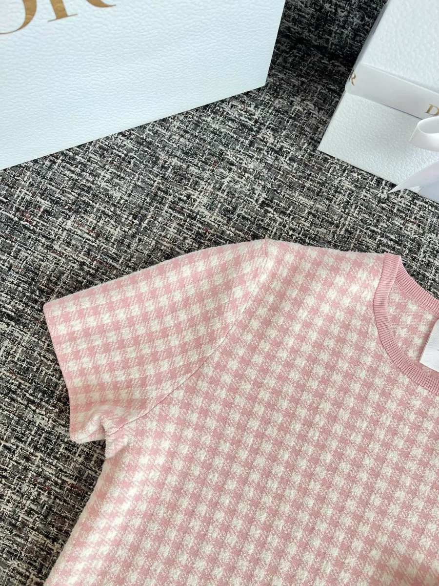 Крупный план плеча и короткого рукава футболки в клетку