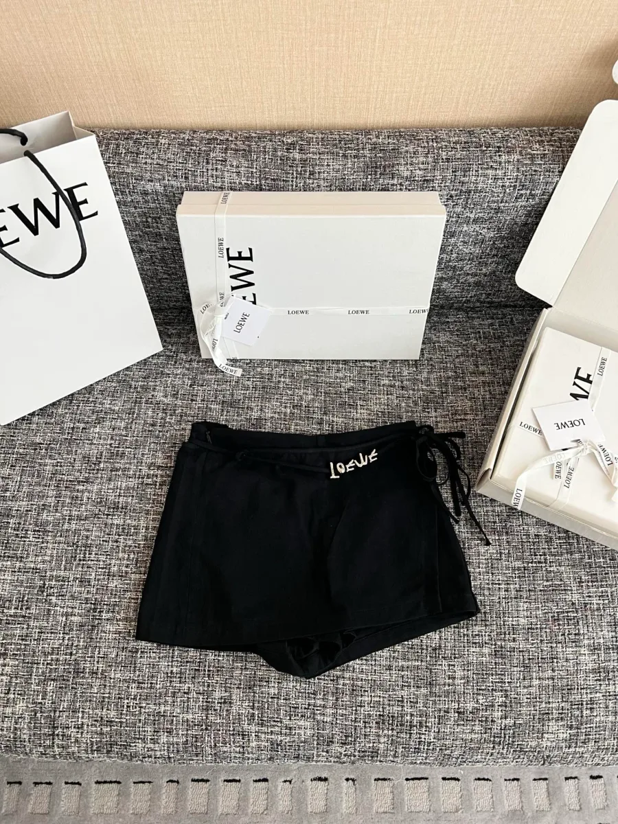 Чёрные короткие шорты свободного кроя с металлическим логотипом Loewe на поясе