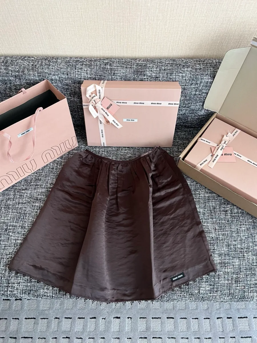 Коричневая расклешённая юбка Miu Miu, общий вид с фирменной упаковкой