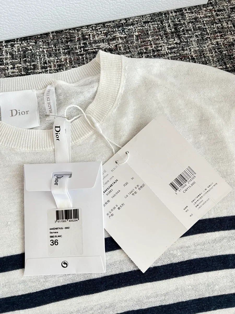 Фирменные навесные бирки и ярлыки на трикотажной футболке Dior