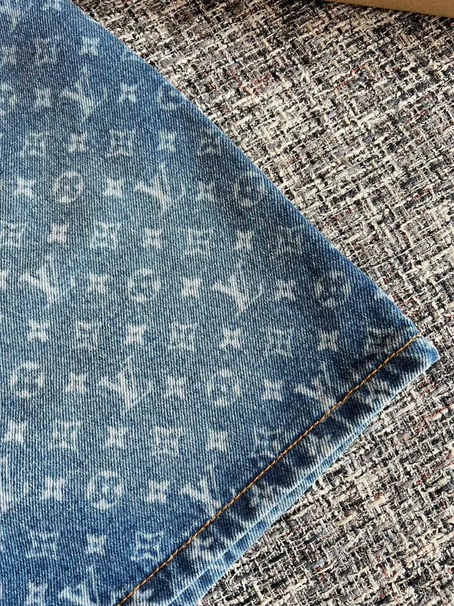Фактура денима с узором Monogram и нижний шов