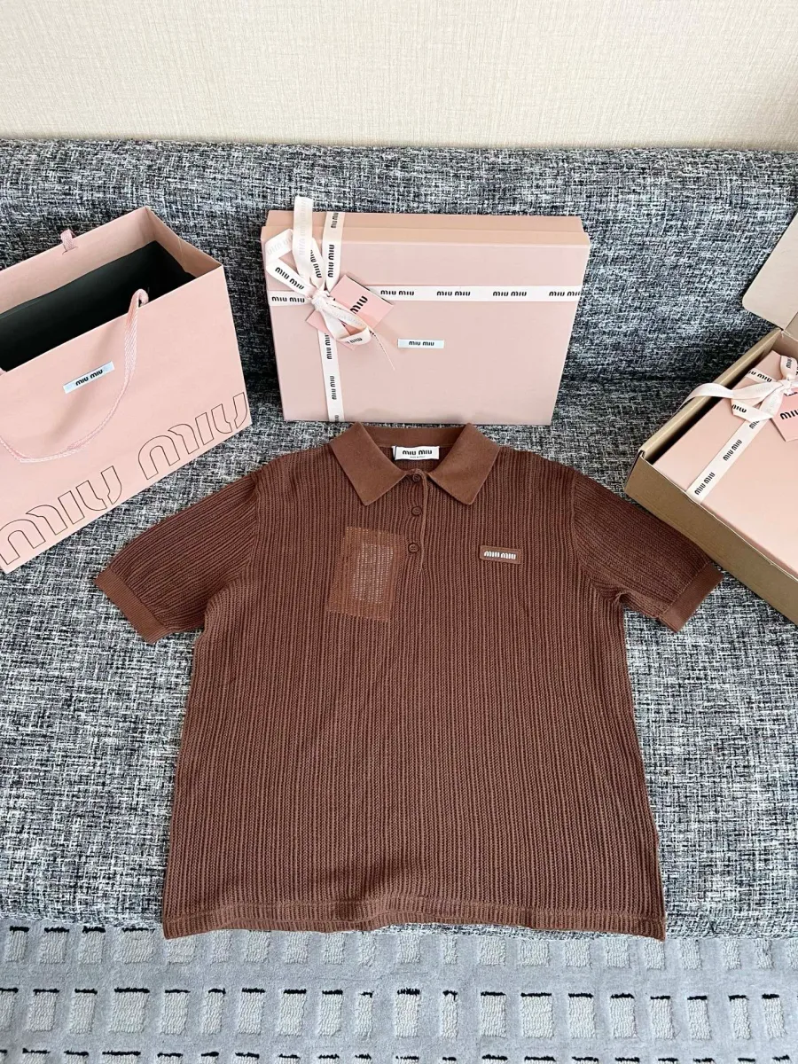 Коричневое вязаное поло Miu Miu, вид спереди на фоне подарочной упаковки
