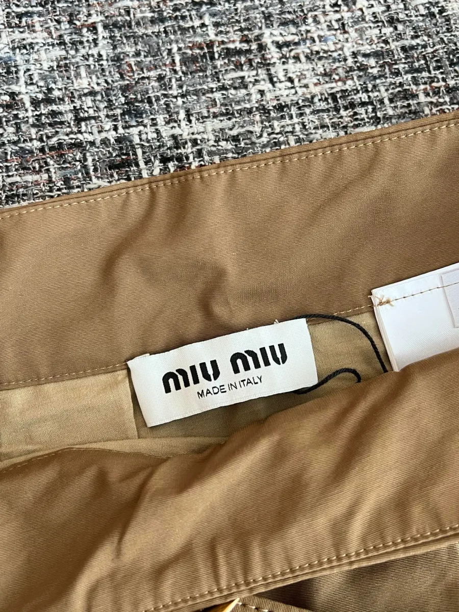 Тканевая бирка с логотипом Miu Miu на внутренней стороне пояса юбки