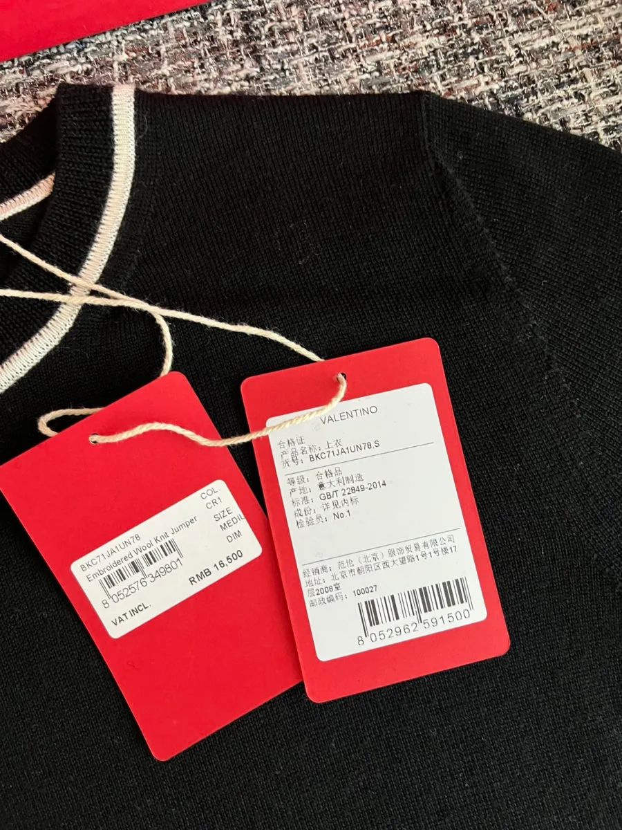 Фирменные навесные ярлыки Valentino на чёрной футболке