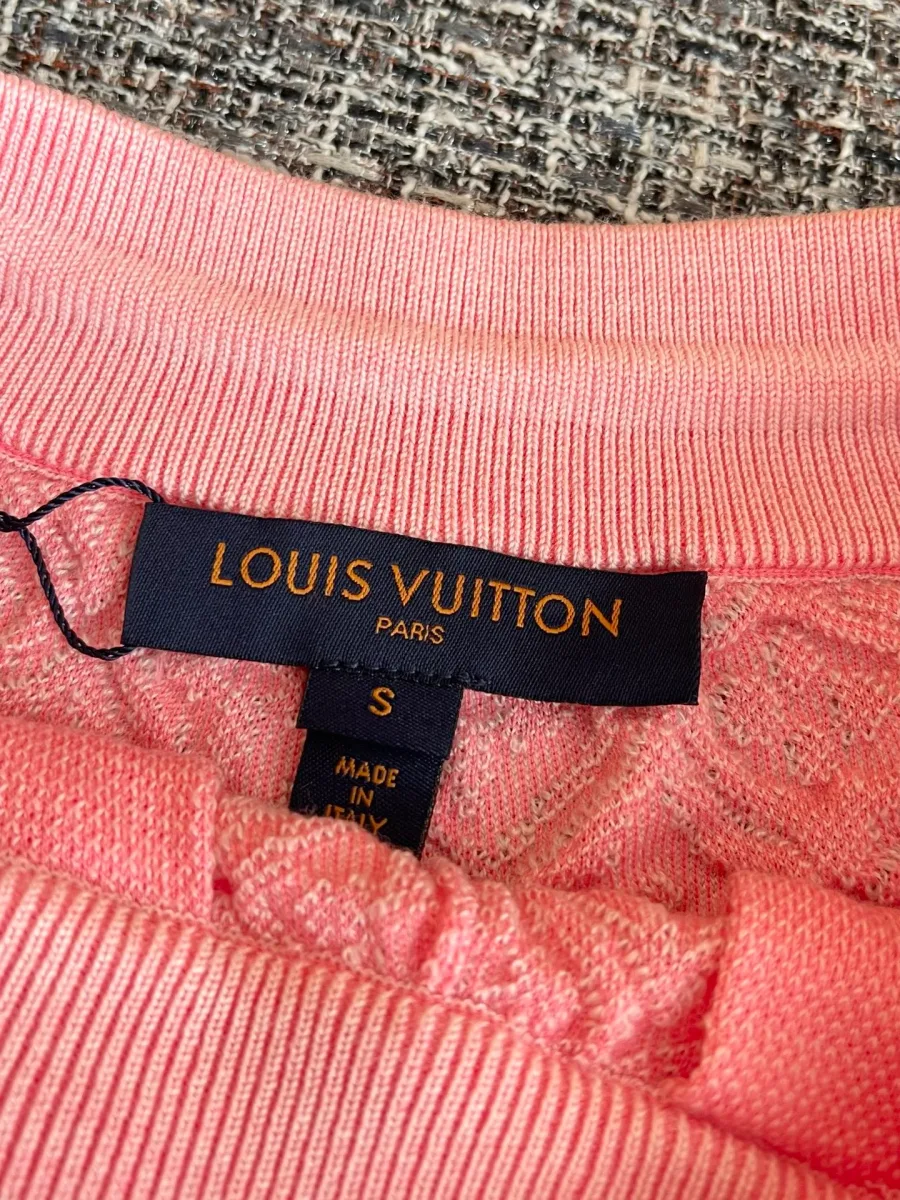Внутренняя тканевая бирка с логотипом бренда Louis Vuitton и указанием размера