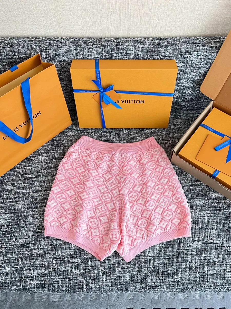 Розовые шерстяные шорты с узором Monogram на гладкой поверхности, общий вид