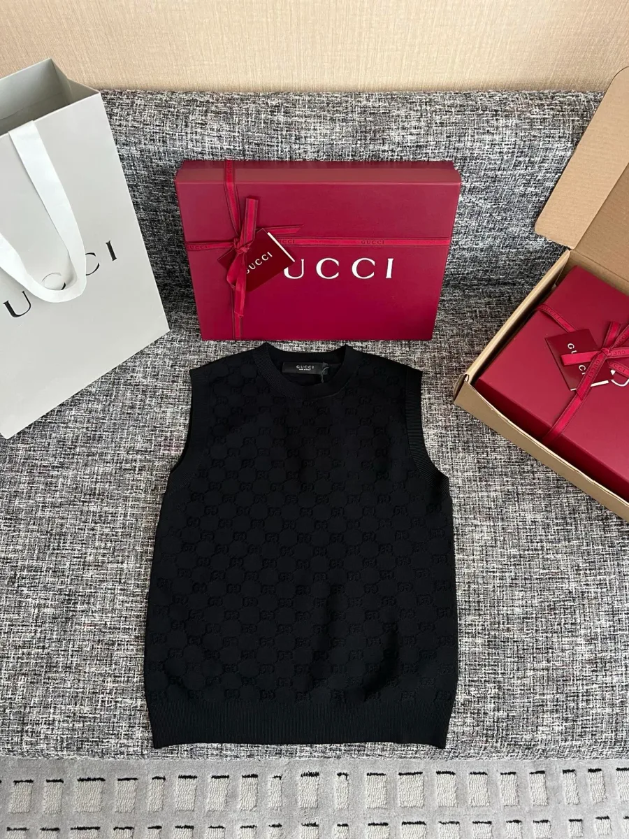 Чёрный трикотажный жилет с жаккардовым узором, общий вид спереди на фоне подарочной упаковки