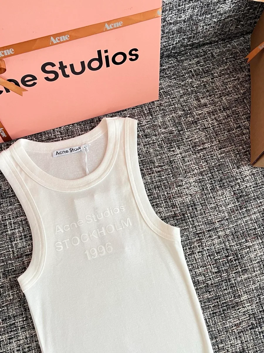 Вырез горловины и вышитая надпись Acne Studios Stockholm 1996 на белой майке