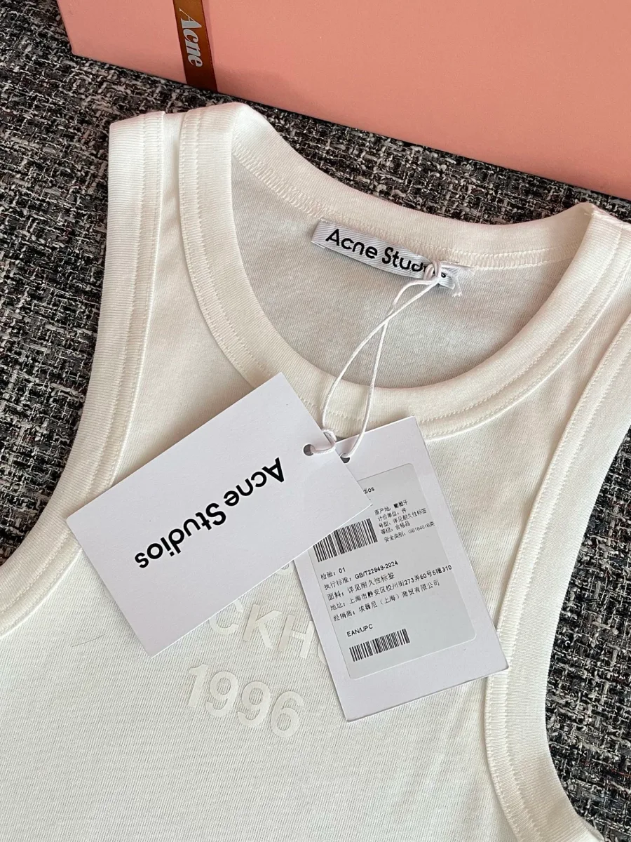 Фирменные навесные бирки на горловине белой майки Acne Studios