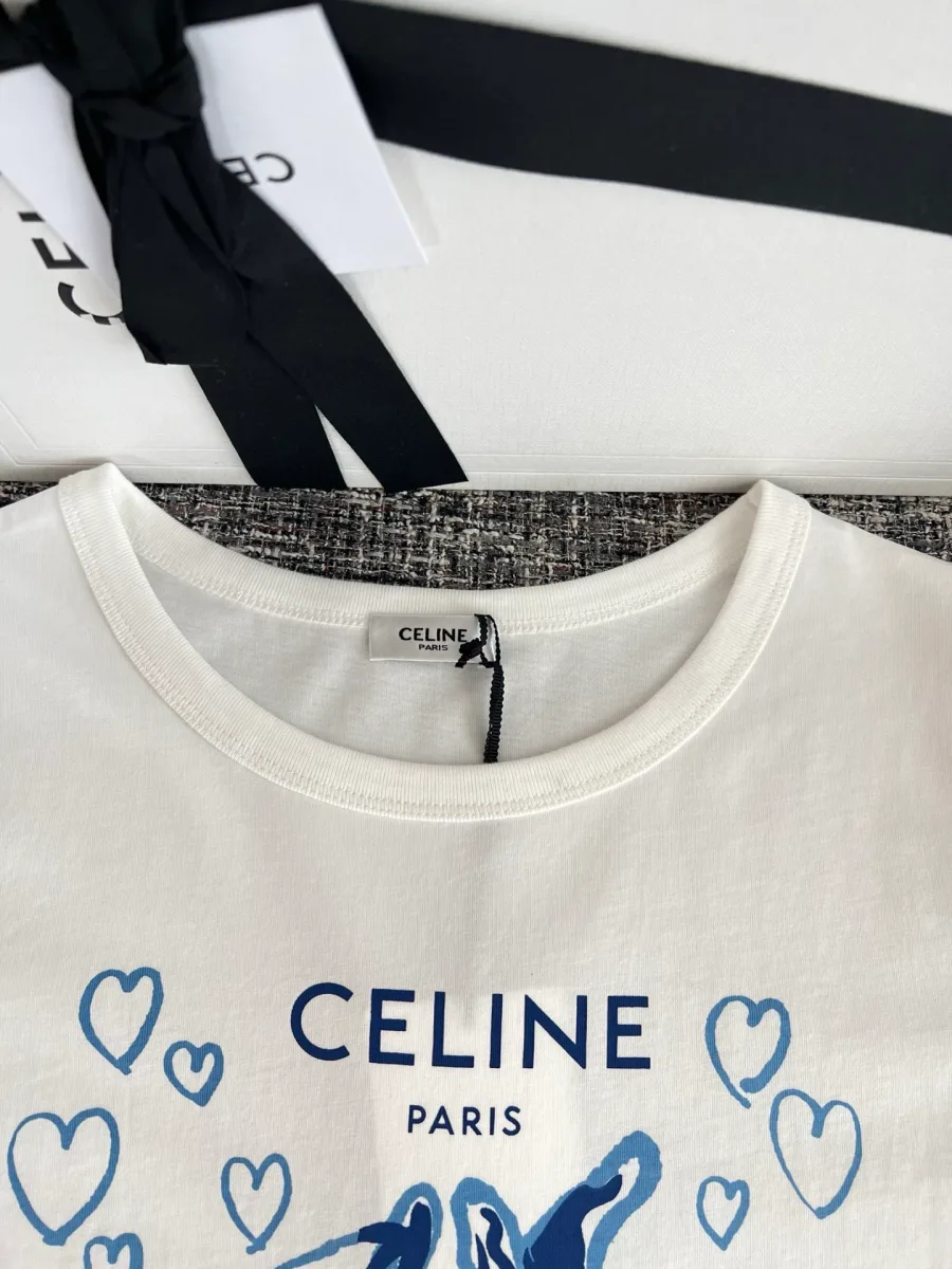 Круглый эластичный вырез и синий логотип Celine Paris