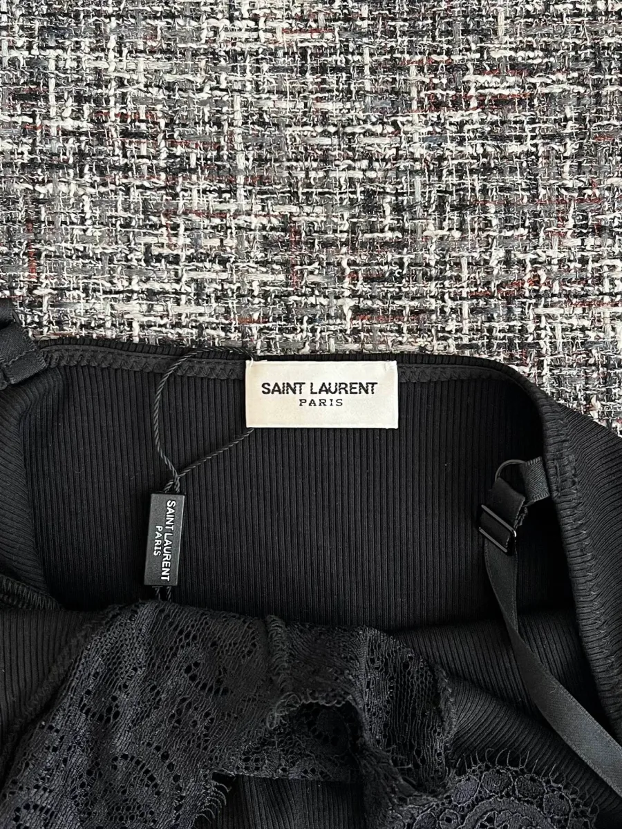 Тканая бирка Saint Laurent Paris на внутренней стороне платья