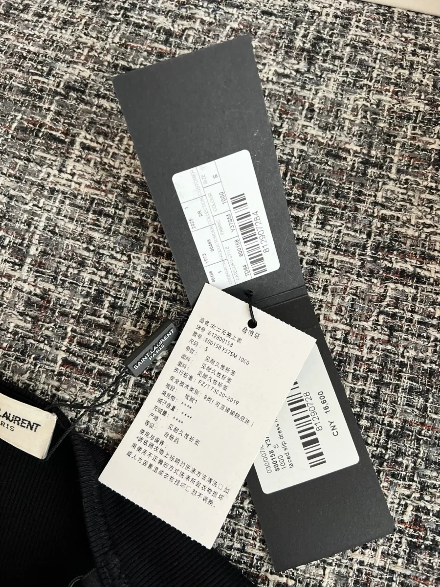 Фирменные навесные бирки и ценник Saint Laurent крупным планом