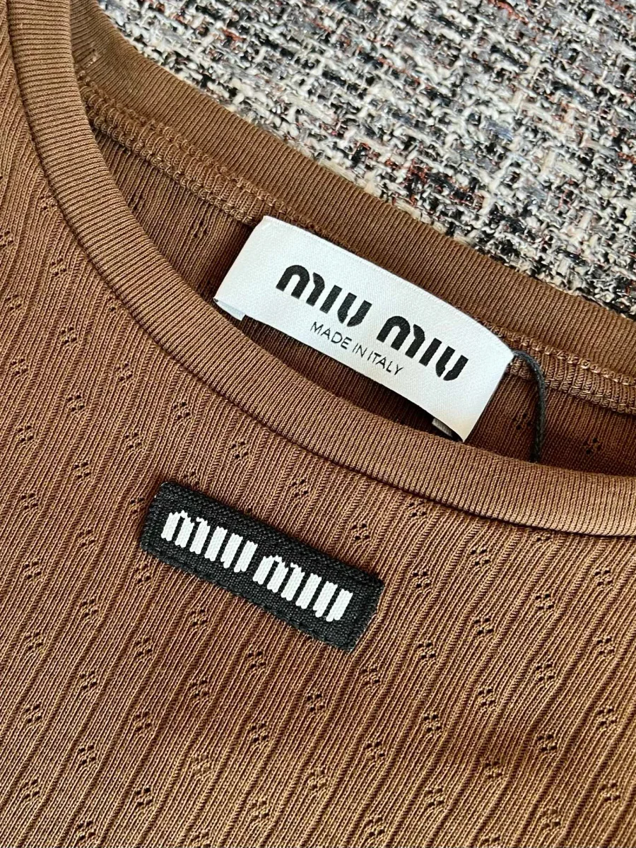 Круглый вырез коричневой футболки с биркой и нашивкой с логотипом Miu Miu