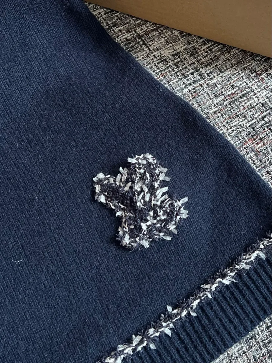 Фактурная вышивка цветка Monogram и отделка подола крупным планом