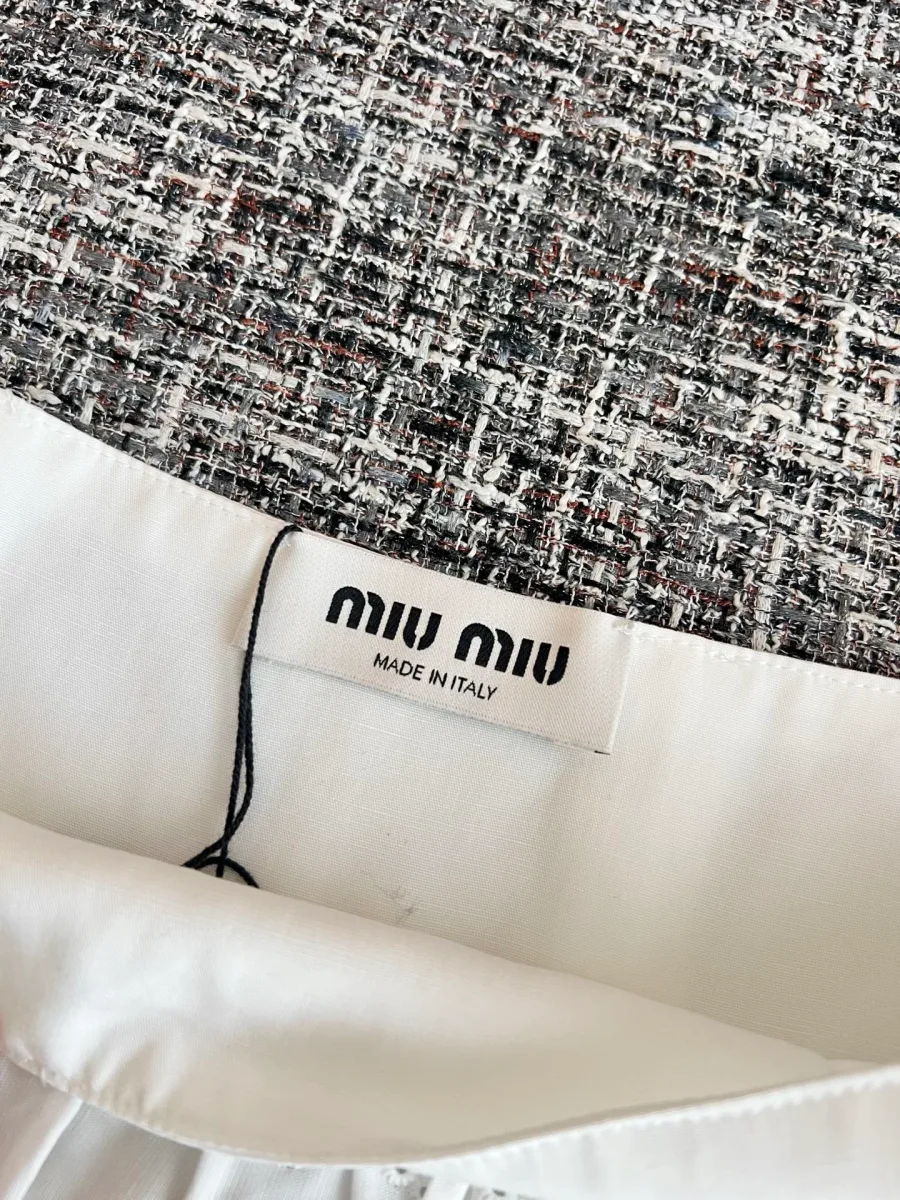 Внутренняя тканевая бирка с логотипом бренда Miu Miu