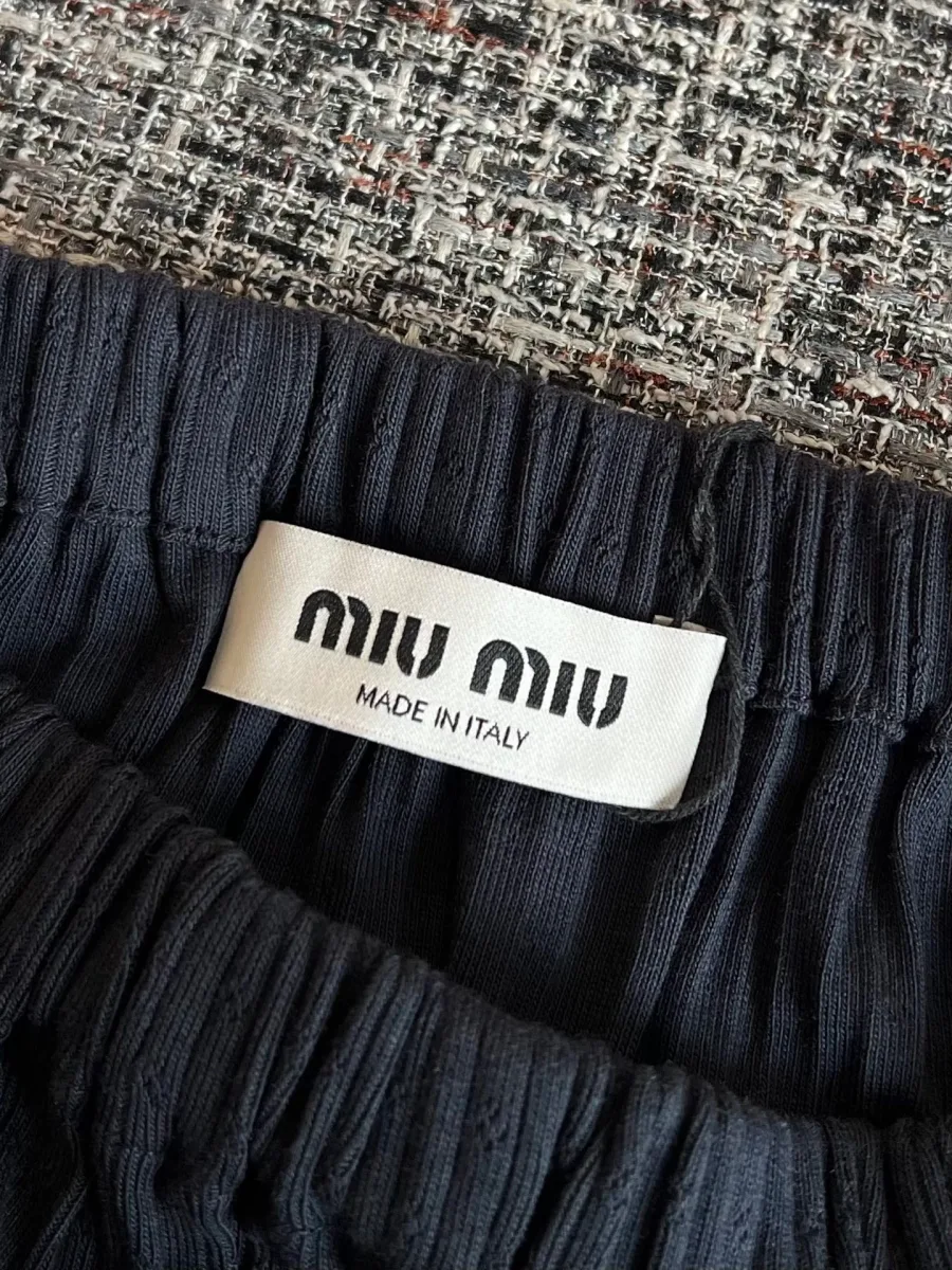 Вшитая текстильная бирка с логотипом Miu Miu и маркировкой Made in Italy