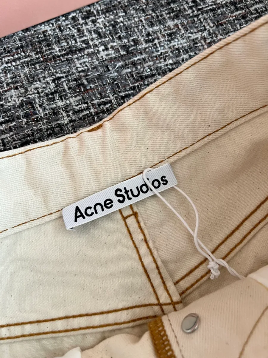 Внутренняя тканевая бирка с логотипом Acne Studios на поясе