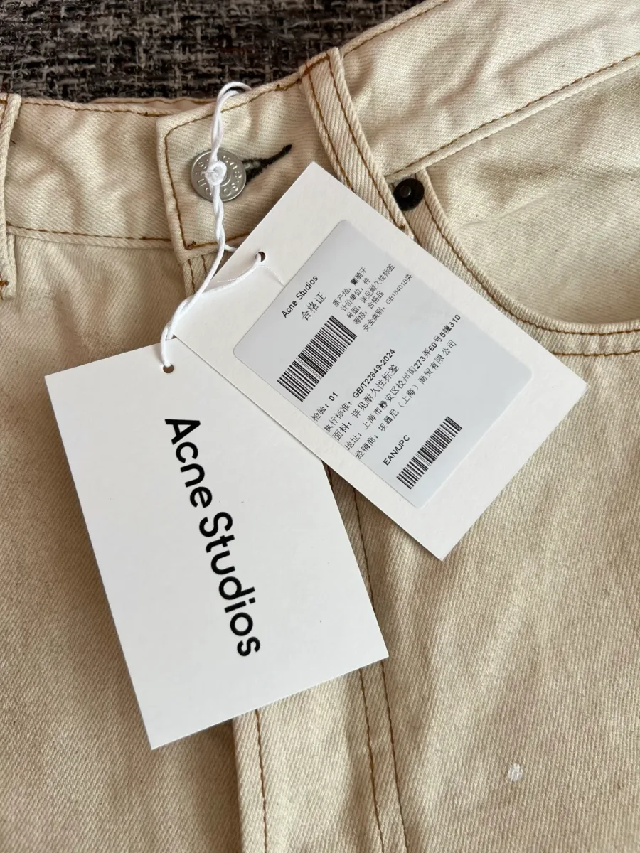 Навесные картонные бирки бренда Acne Studios крупным планом