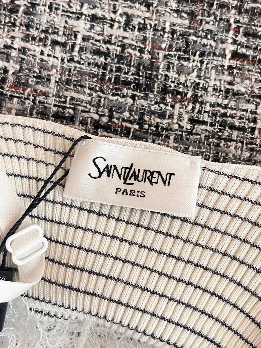 Текстильная бирка Saint Laurent Paris на внутренней стороне топа