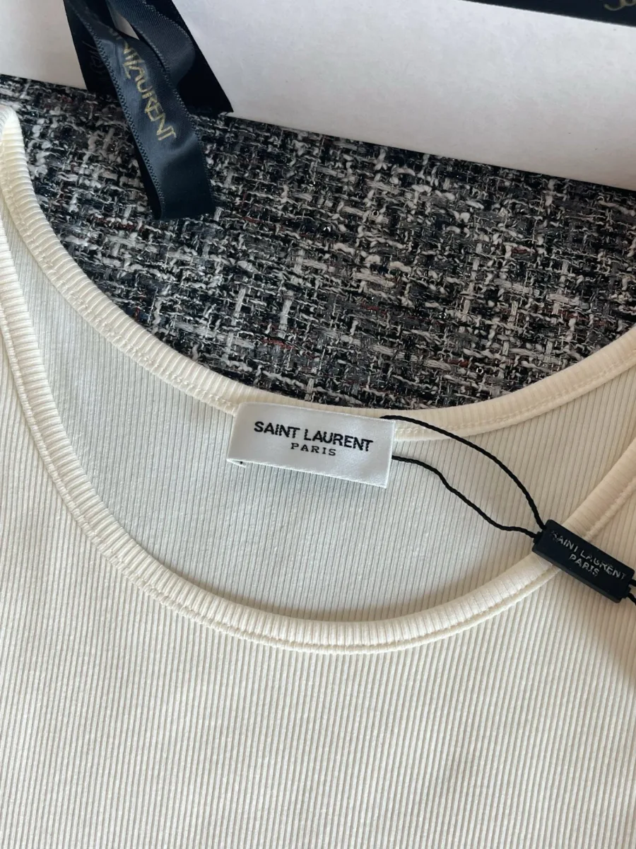 Круглый вырез горловины майки с брендовой биркой Saint Laurent