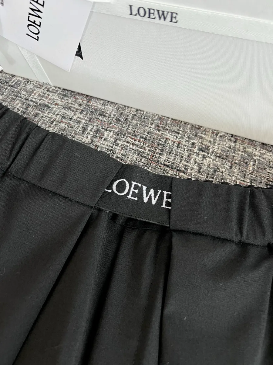 Крупный план эластичного пояса с вышитой надписью Loewe