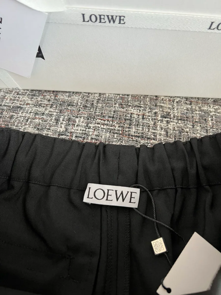 Внутренняя сторона пояса с тканевым брендовым лейблом Loewe