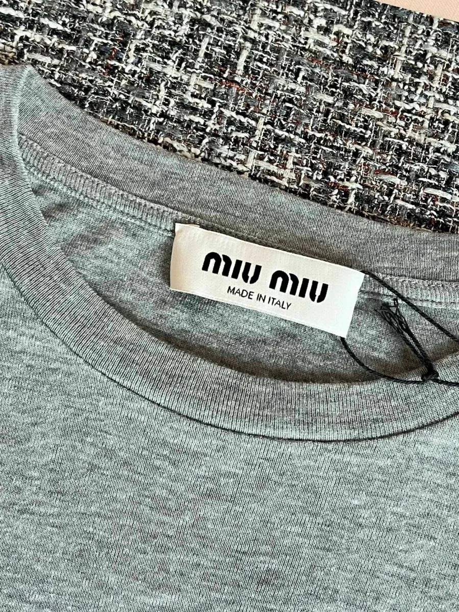 Тканевый ярлык Miu Miu Made in Italy на внутренней стороне горловины