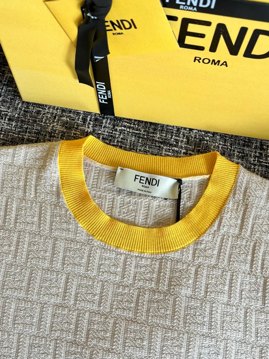 Круглый вырез горловины трикотажной футболки с желтой резинкой и биркой Fendi