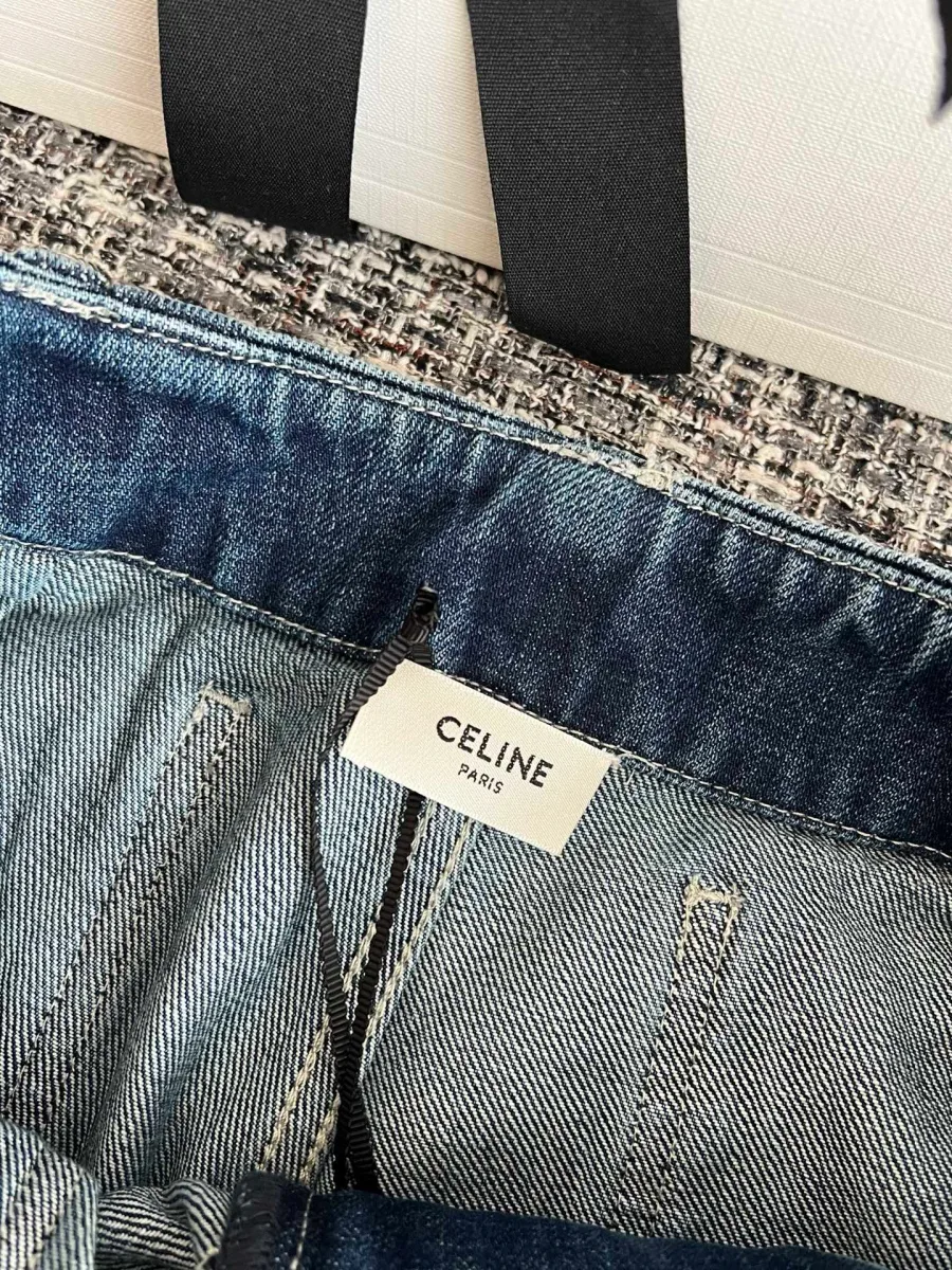 Внутренняя бирка с логотипом Celine на поясе джинсов