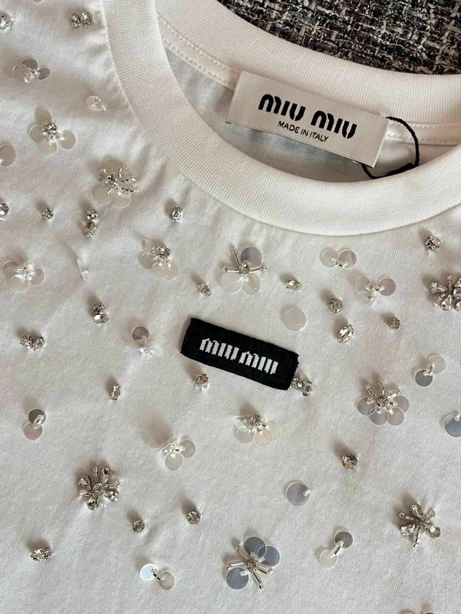 Детальный план вышивки пайетками и нашивки с логотипом Miu Miu