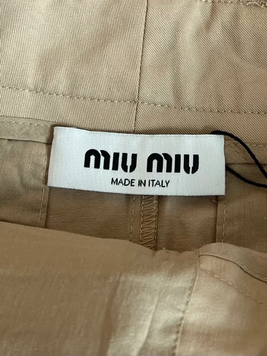 Тканевая бирка с логотипом Miu Miu на внутренней стороне пояса