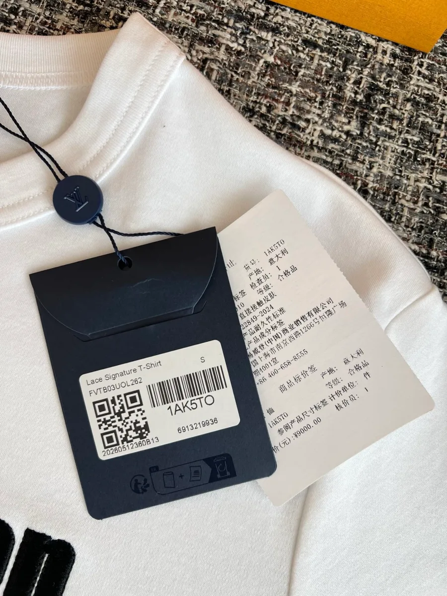 Навесной брендовый ярлык модели Lace Signature T-shirt с штрихкодом