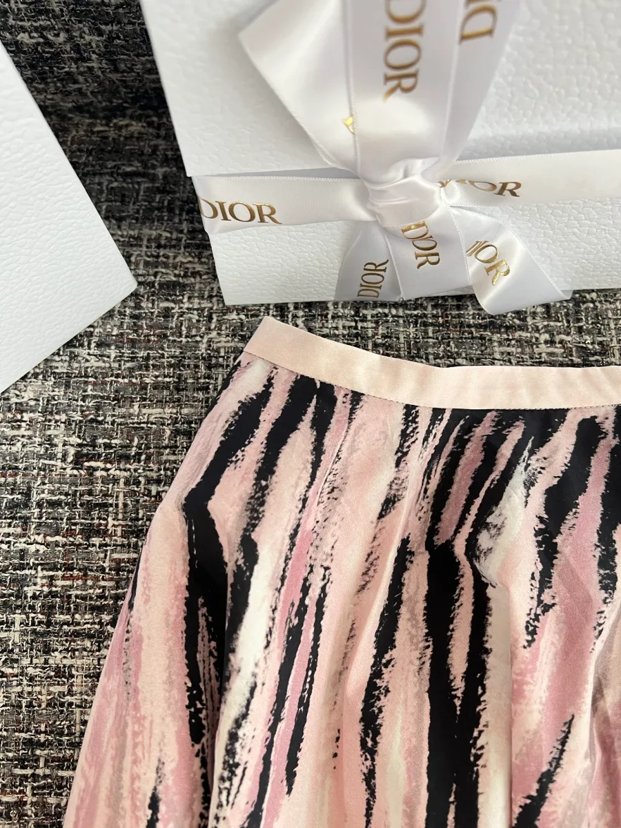 Расклешённый силуэт юбки Dior сбоку