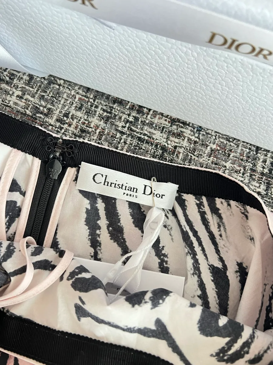 Крупный план абстрактного принта на ткани Dior