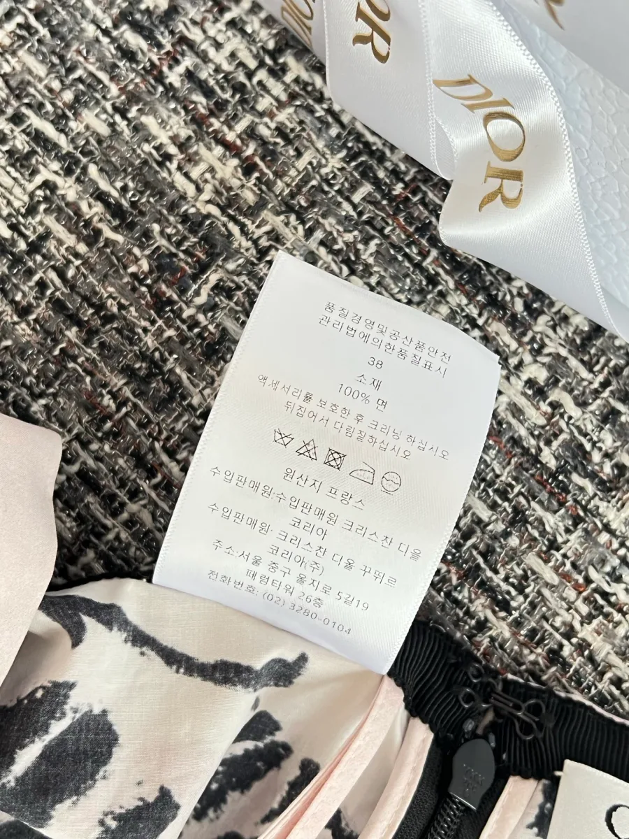 Текстура ткани и детали кроя юбки Dior