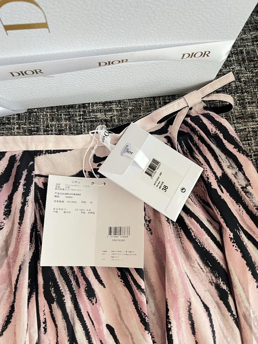 Фирменная бирка с логотипом бренда Dior