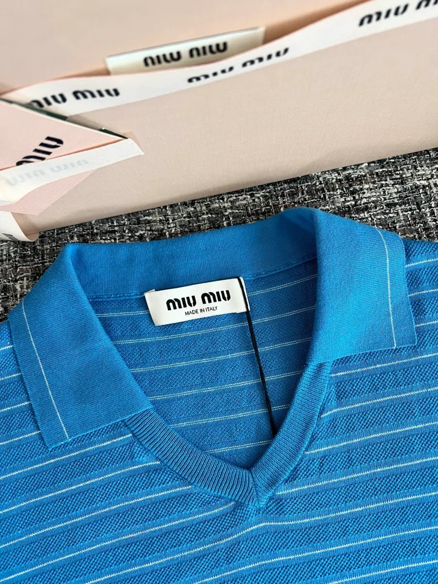 Отложной воротник и тканая бирка Miu Miu крупным планом