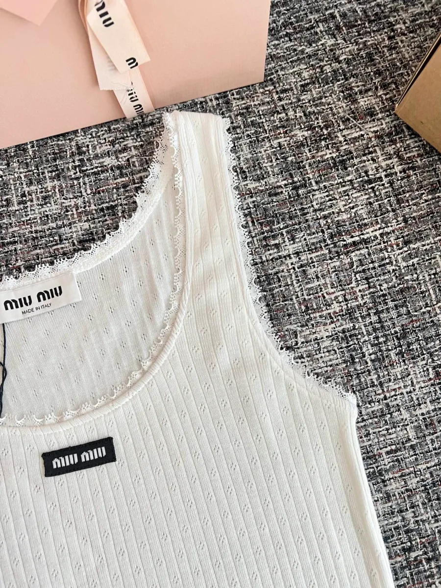 Верхняя часть майки с черной нашивкой с логотипом Miu Miu